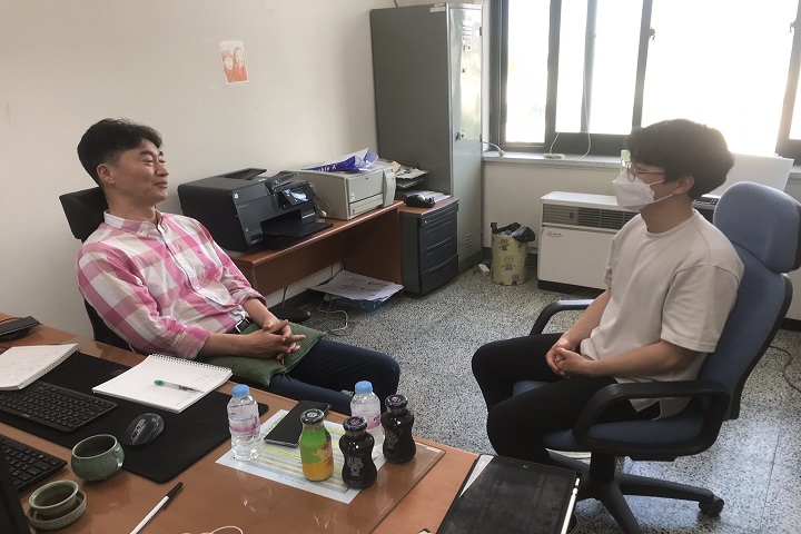 “조그만 등불로 자신의 길을 찾아나가면 좋겠어요.” - 사랑샘 김남기 교수님 인터뷰  대표이미지